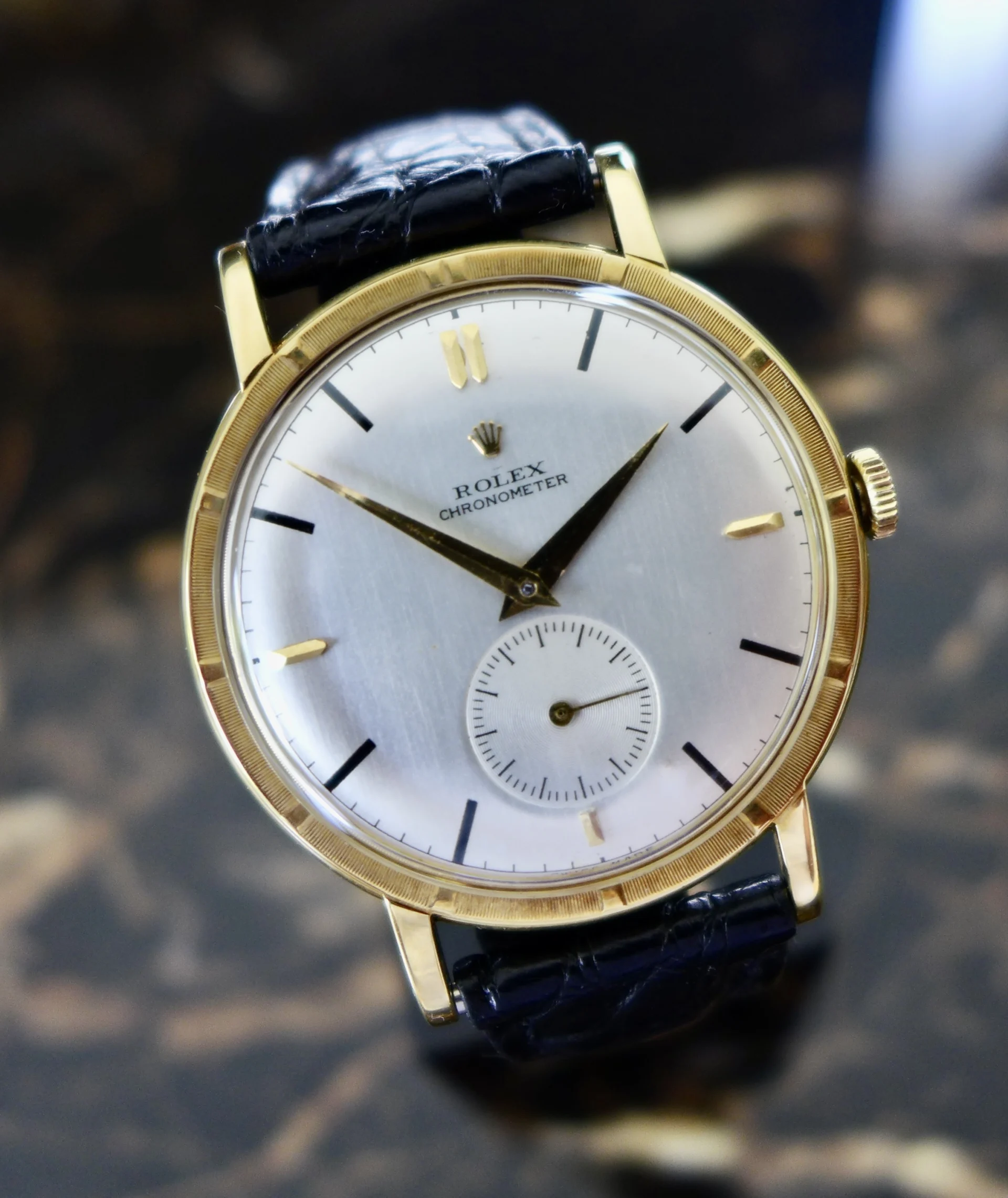 A STUNNING GENTS VINTAGE 1950s OVERSIZE (35MM) ROLEX CHRONOMETER WRISTWATCH IN 18K SOLID GOLD