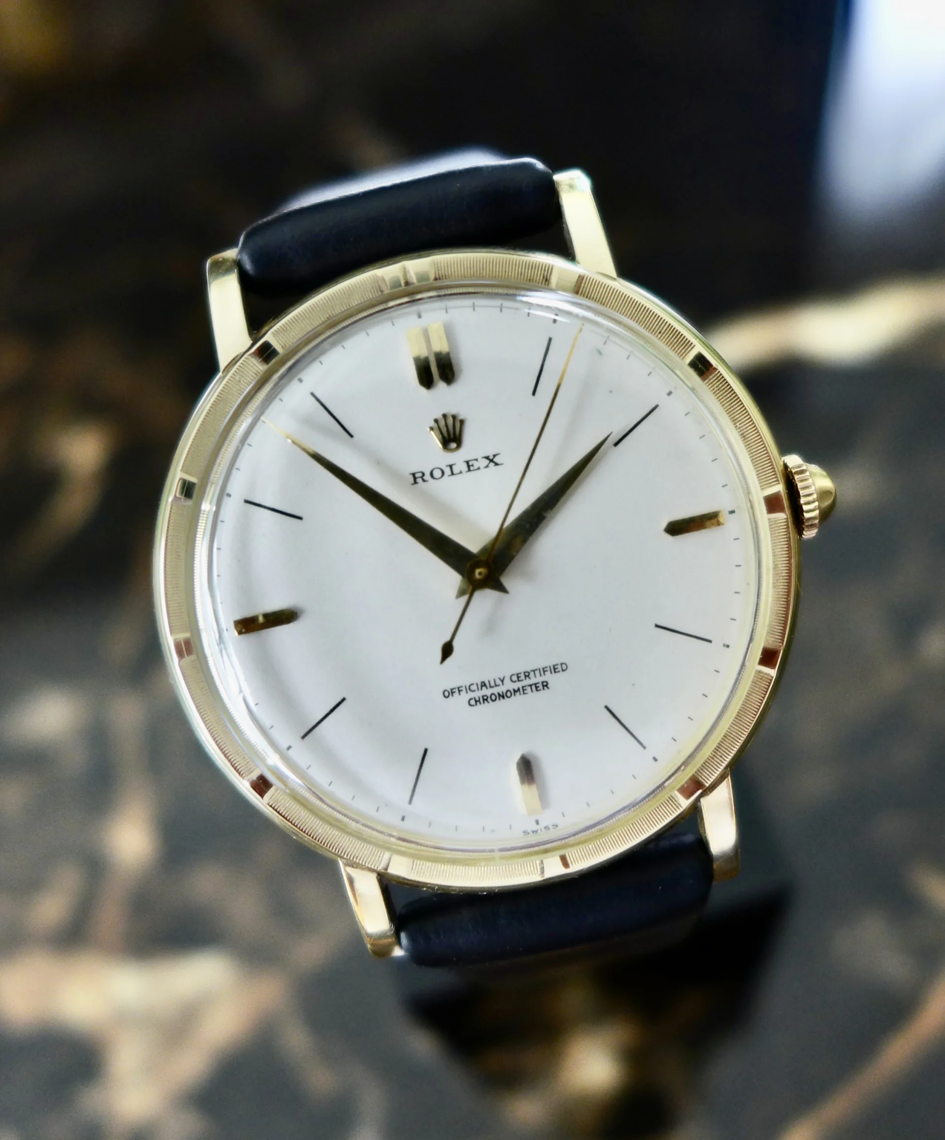 A STUNNING GENTS VINTAGE 1959 OVERSIZE (35MM) ROLEX CHRONOMETER "METROPOLITAN" WRISTWATCH IN 18K SOLID GOLD